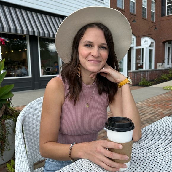 Meet your Posher, Leah - Picture 2 of 4